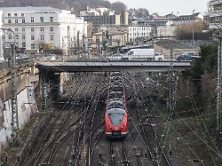 ein regionalzug faehrt durch wuppertal die deutsche bahn bereitet die generalsanierung der bahnstrecke zwischen hagen und koeln vor