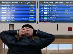 ein reisender prueft die abflugzeiten am internationalen flughafen beirut rafik hariri da viele fluggesellschaften nach den amerikanisch israelischen angriffen auf den iran ihre fluege gestrichen haben