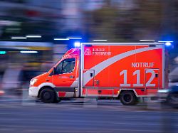 ein rettungswagen der berliner feuerwehr faehrt mit blaulicht zum einsatz