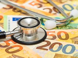 ein stethoskop liegt ueber vielen euro banknoten als symbolbild fuer notwendige reformen im gesundheitssystem und den krankenkassen