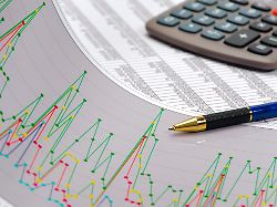 ein stift liegt auf einem chart mit zahlentabellen als symbolbild fuer finanzen kalkulation und strategie im finanzbusiness