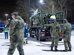 ein tankwagen der bundeswehr steht auf einem betriebshof vom technischen hilfswerk thw und wird vorbereitet zehntausende menschen im suedwesten der hauptstadt haben keinen strom