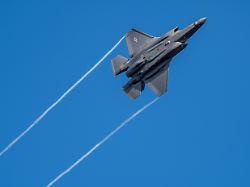 ein us kampfflugzeug vom typ f 35 fliegt ueber der eifel