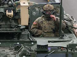 ein us militaerfahrzeug faehrt am morgen auf der autobahn a4 bei dresden entlang us amerikanische streitkraefte hatten in polen an der nato uebung griffin shock teilgenommen