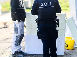 ein zollbeamter r steht mit einem bauarbeiter bei einer kontrolle von schwarzarbeit auf einer baustelle der zoll hat in sachsen eine grosse kontrolle gegen schwarzarbeit auf baustellen durchgefuehrt