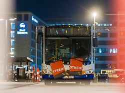 ein bestreikter bus steht auf dem betriebshof am hauptsitz der eswe verkehrsgesellschaft kommunaler verkehrsdienstleister in wiesbaden