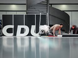 ein grosses cdu logo ziert den eingangsbereich in der messe stuttgart wo vom 20 21 02 2026 der cdu bundesparteitag stattfindet am freitag werden praesidium und vorstand neu gewaehlt