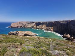 eine bucht unweit des cabo de sao vicente ganz im westen der algarve
