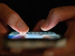 eine frau tippt auf einem smartphone