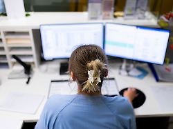 eine medizinische fachangestellte sitzt an einem computer auf einer station im krh klinikum siloah