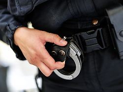 eine polizistin einer hundertschaft der polizei greift am 25 06 2025 in muenchen bayern zu den handschellen an ihrer uniform