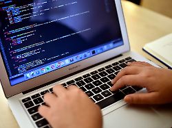 eine teilnehmerin arbeitet in berlin bei einem programmierkurs an einem laptop