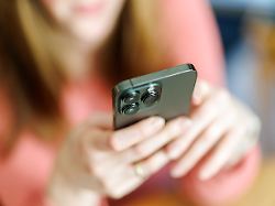 eine junge frau benutzt ein smartphone