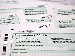 einer ausgewaehlten gruppe von steuerpflichtigen schickt das finanzamt kassel einen vorschlag fuer die steuererklaerung symbolbild