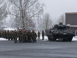 einmarsch der bataillone beim feierlichen appell zur unterstellung des panzergrenadierbataillons 122 und des panzerbataillons 203 unter die panzerbrigade 45 litauen am 29 01 2026 in veitshoechheim