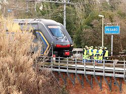 einsatzkraefte sind in der naehe des bahnhofs von pesaro aktiv vor ihnen steht eine bahn auf der strecke zwischen bologna und ancona geriet in der naehe des bahnhofs von pesaro eine stromkabine in brand