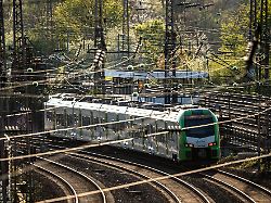 eisenbahn gleise schienen infrastruktur oberleitungen bahnstrecke zwischen essen und duisburg deutschland