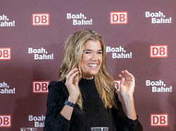 entertainerin anke engelke praesentiert beim presse preview die webserie boah bahn wir sitzen alle im selben zug die neue serie startet am 9 oktober auf dem youtube kanal der deutschen bahn db