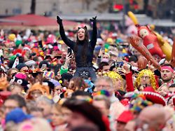 entertainment bilder des tages news bilder des tages jecken und narren feiern trotz regen ausgelassen beim auftakt des koelner karnevals auf dem heumarkt koeln 11 11