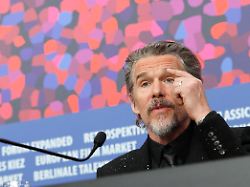 ethan hawke bei der pressekonferenz press conference zum kinofilm the weight auf der berlinale 2026 76 internationale filmfestspiele berlin im hotel grand hyatt berlin 17 02