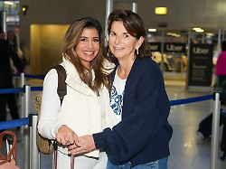 eva benetatou und claudia obert bei der abreise zur rtl sendung ich bin ein star holt mich hier raus dschungelcamp 2026 am flughafen frankfurt