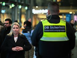 evelyn palla vorstandsvorsitzende der deutschen bahn ag kommt im berliner hauptbahnhof zu einem statement