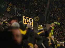 fans supporters jubeln nach dem 4 0 tor goal der dortmunder ger borussia dortmund borussia dortmund 09 vs 1 fsv mainz fussball bundesliga bundesliga spieltag 22 saison 2025 2026 13 02
