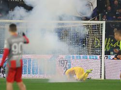 fans throw a flair towards cremonese s goalkeeper emil audero during the serie a soccer match between cremonese and inter in cremona italy sunday feb 2026