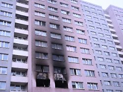fenster eines hochhauses in dem es gebrannt hat sind offen und russ ist auf der wand zu sehen nach dem feuer im berliner osten ist ein kind gestorben