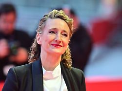 festivalchefin tricia tuttle steht bei der ankunft zur preisverleihung der berlinale auf dem roten teppich vor dem berlinale palast