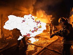 feuerwehrleute versuchen einen durch einen russischen drohnenangriff ausgeloesten brand im zentralmarkt von kramatorsk zu loeschen