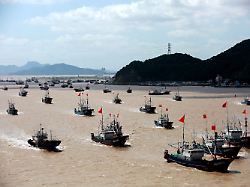 fischerboote machen sich auf zum fischfang im hafen in der stadt zhoushan im ostchinesischen meer die fangsaison beginnt erneut nach beendigung des fischereiverbots
