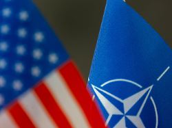 flagge der nato unscharf im vordergrund die us flagge