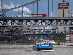 frachtschiff krefeld uerdinger bruecke ueber denrhein in der hoehe von krefeld uerdingen nrw deutschland