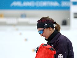 franziska preuss sc haag kramt in ihrem rucksack beim biathlon sprint frauen olympische winterspiele 2026 in mailand cortina italien