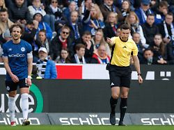 fussball 2 bundesliga arminia bielefeld hannover 96 24 spieltag schueco arena mael corboz arminia bielefeld hadert mit der entscheidung von schiedsrichter eric weisbach zum elfmeter