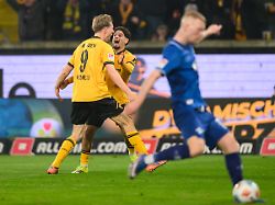 fussball 2 bundesliga sg dynamo dresden sv darmstadt 98 24 spieltag rudolf harbig stadion vincent vermeij dynamo dresden l jubelt nach seinem tor zum 1 0 mit ben bobzien dynamo dresden