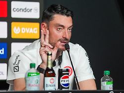 fussball bundesliga pk eintracht frankfurt mit dem neuen trainer trainer albert riera eintracht frankfurt erklaert seine drei regeln in der pressekonferenz