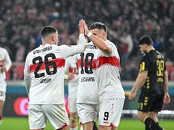 fussball bundesliga vfb stuttgart 1 fc koeln 22 spieltag mhparena deniz undav l vfb stuttgart und ermedin demirovic vfb stuttgart klatschen nach dem 1 0 ab