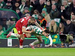 fussball europa league celtic glasgow vfb stuttgart k o runde zwischenrunde hinspiele stuttgarts jeff chabot l foult celtics tomas cvancara r 1