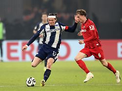 fussball maenner dfb pokal hertha bsc sc freiburg viertelfinale olympiastadion fabian reese l hertha bsc und patrick osterhage sc freiburg kaempfen um den ball