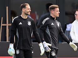 fussball nationalmannschaft vor dem nations league halbfinale deutschland portugal deutschlands torwart oliver baumann l und torwart marc andre ter stegen waehrend des abschlusstrainings 1