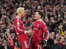 fussball premier league england fc liverpool newcastle united 24 spieltag liverpools hugo ekitike l und liverpools florian wirtz feiern den ersten treffer ihrer mannschaft 1