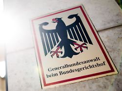 generalbundesanwalt beim bundesgerichtshof steht auf einem schild am eingang zum gebaeude der bundesanwaltschaft 1