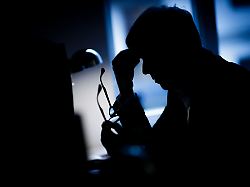 gestellte aufnahme symbolbild zum thema arbeitsbelastung ein mann sitzt spaet abends erschoepft an einem schreibtisch berlin 18 02