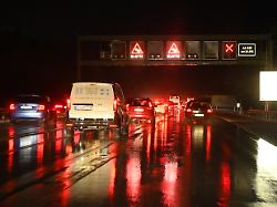 glaette auf der autobahn a8 bei holzkirchen bei muenchen am 17 02