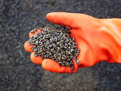 granulat ist nur eine option die auswahl an streumitteln ist gross wenn man glatte gehwege streuen will