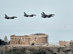 griechische f 16 kampfjets fliegen waehrend einer militaerparade ueber der akropolis zu dpa griechischer kommandeur festgenommen verdacht auf spionage dpa bildfunk