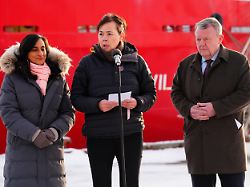 groenlands aussenministerin vivian motzfeldt m spricht waehrend einer pressekonferenz mit dem daenischen aussenminister lars lc3b8kke rasmussen und der kanadischen aussenministerin anita anand l in nuuk