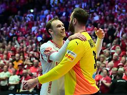handball em deutschland daenemark hauptrunde gruppe 1 3 spieltag jyske bank boxen mathias gidsel l daenemark umarmt nach dem spiel torhueter andreas wolff deutschland